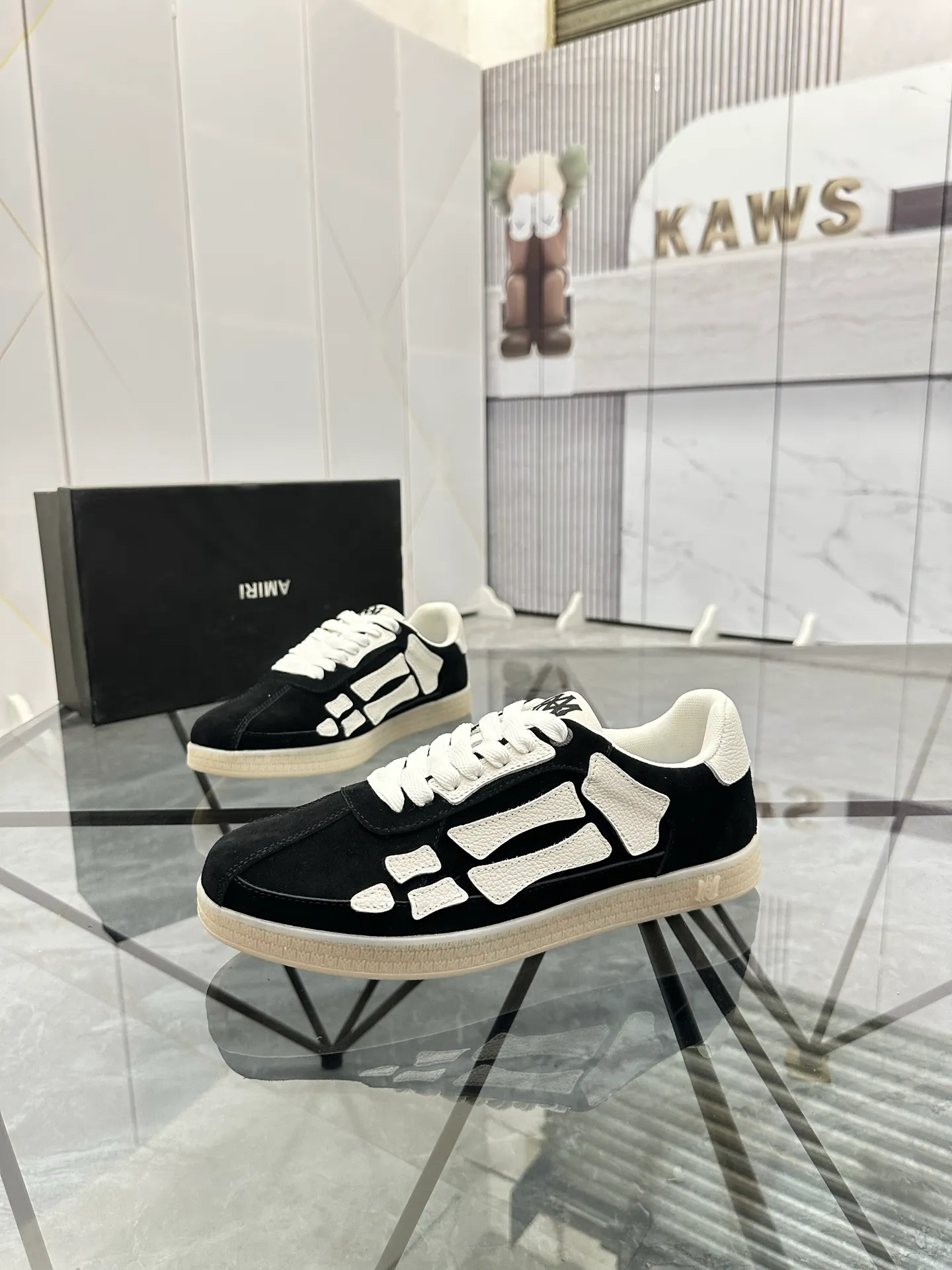 Men's shoes: 💰P420¥ Product trademark: AMIRI* "Amir*" low-top casual shoes Regular size: 38-45 (can be customized to 46) Product material: imported nubuck leather upper, breathable lining, original outsole. Number: 001